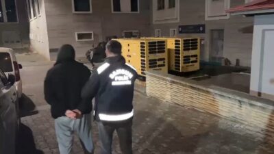 Samsun'da hırsızlık suçundan aranan E.Ö., uyuşturucu ve hassas terazi ile