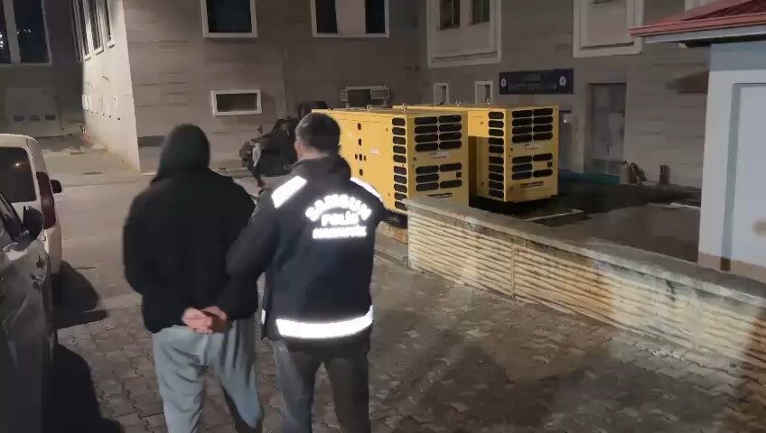 Samsun'da hırsızlık suçundan aranan E.Ö., uyuşturucu ve hassas terazi ile