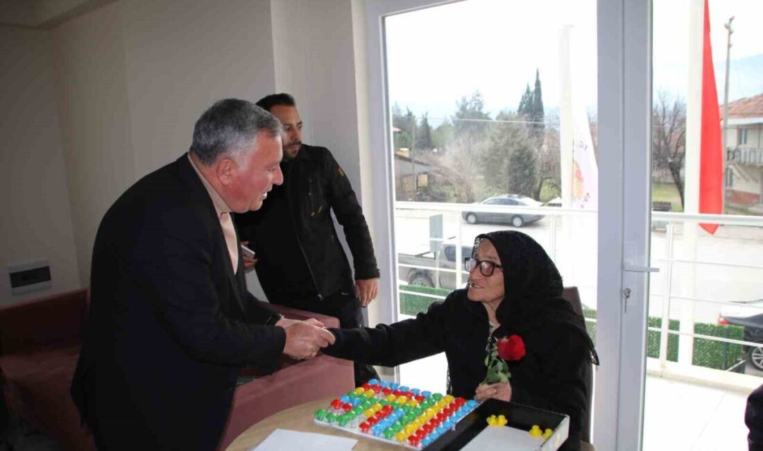 Denizli'nin Honaz ilçesinde Honaz Belediye Başkanı Yüksel Kepenek, Sevgililer Günü'nde
