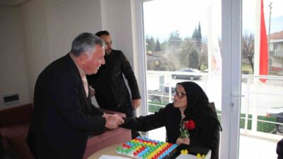 Denizli'nin Honaz ilçesinde Honaz Belediye Başkanı Yüksel Kepenek, Sevgililer Günü'nde