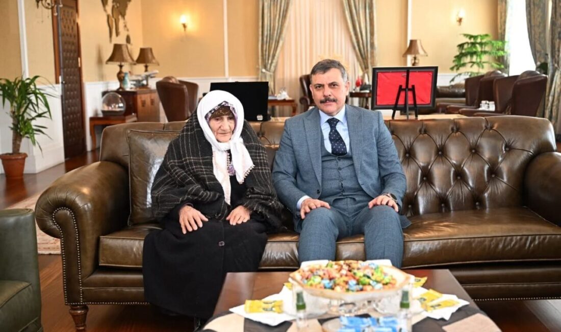 Yüz yaşındaki Hüsna Turhan, Erzurum Valisi Mustafa Çiftçi'yi ziyaret etti.