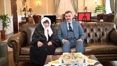 Yüz yaşındaki Hüsna Turhan, Erzurum Valisi Mustafa Çiftçi'yi ziyaret etti.