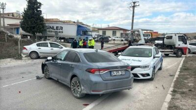 Uşak-Sivaslı yolu cezaevi kavşağında iki otomobilin çarpışması sonucu E.A. (50)