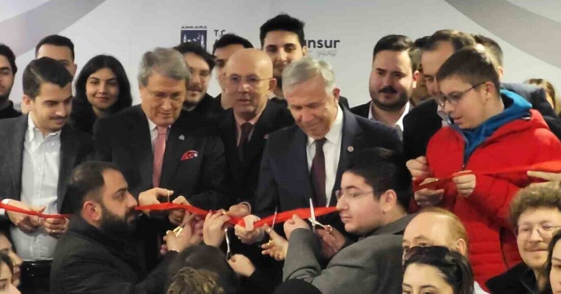 Ankara Büyükşehir Belediye Başkanı Mansur Yavaş, Genç Akademi Bahçelievler'in açılışında,
