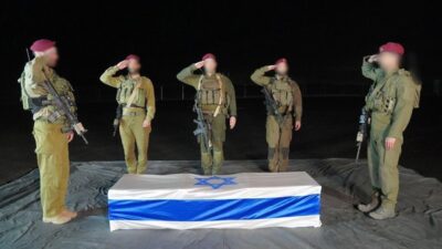 İsrail Savunma Kuvvetleri, Hamas'ın teslim ettiği Shiri Bibas'ın İsrail bayrağına