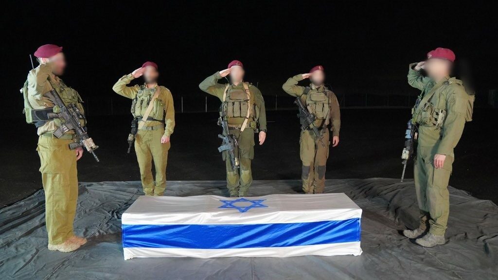 İsrail Savunma Kuvvetleri, Hamas'ın teslim ettiği Shiri Bibas'ın İsrail bayrağına