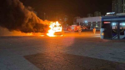 İsrail'in Bat Yam kentindeki iki yolcu otobüsünde park halinde meydana