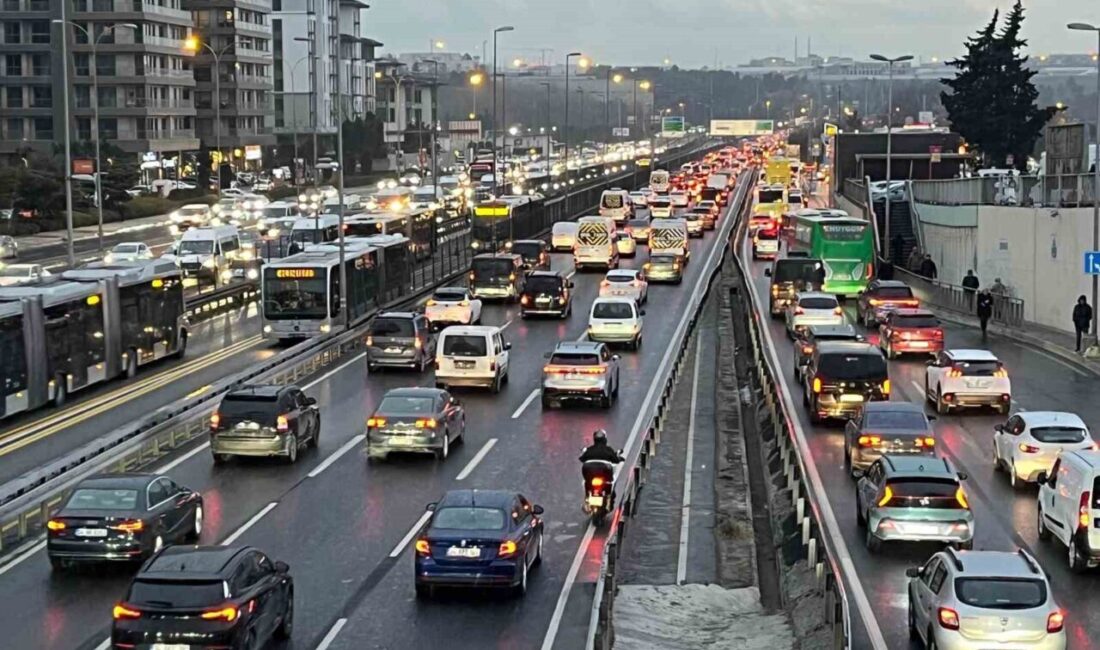 İstanbul'da Meteoroloji Genel Müdürlüğü'nün uyarılarının ardından kar yağışı etkili oldu.