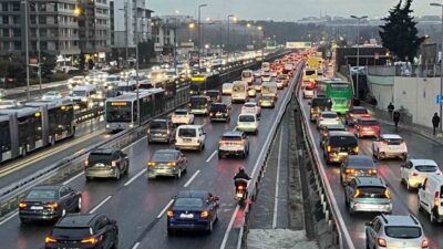 İstanbul'da Meteoroloji Genel Müdürlüğü'nün uyarılarının ardından kar yağışı etkili oldu.