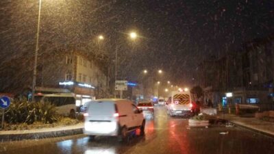 İstanbul'da sabah saatlerinde etkili olan kar yağışı, özellikle kentin yüksek