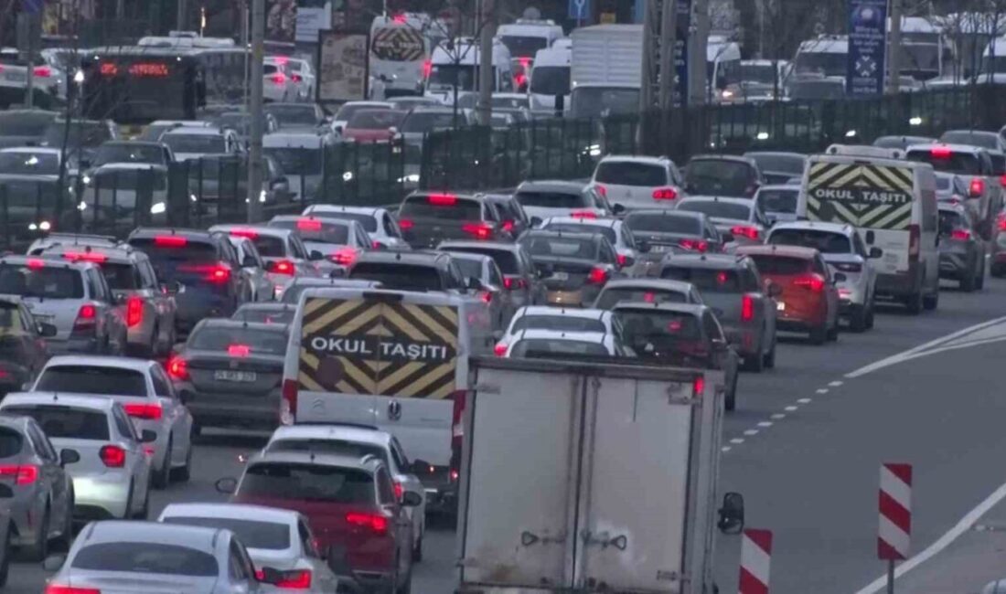 İstanbul'da haftanın son mesai gününde trafik yoğunluğu yüzde 83'e çıkarak