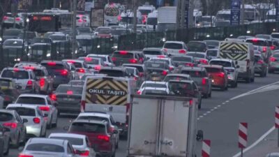 İstanbul'da haftanın son mesai gününde trafik yoğunluğu yüzde 83'e çıkarak