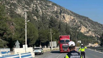 Didim'de jandarma tarafından yapılan havadan trafik denetiminde, 96 araç kontrol