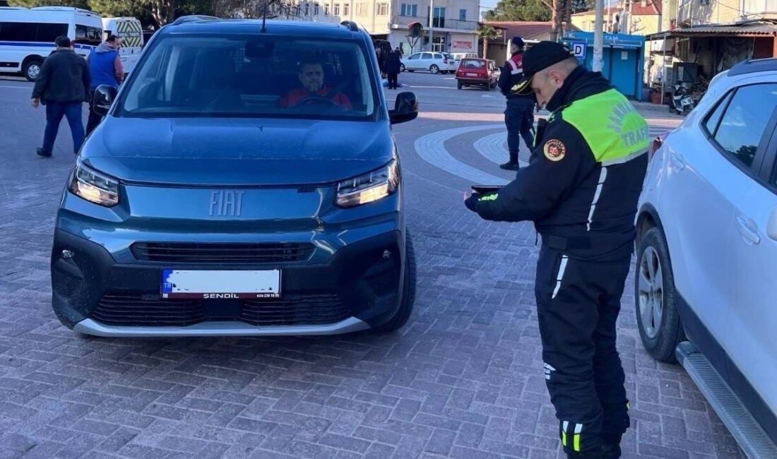 Manisa'nın Şehzadeler ilçesinde jandarma tarafından düzenlenen trafik denetiminde 1395 araç