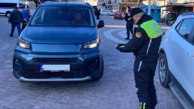 Manisa'nın Şehzadeler ilçesinde jandarma tarafından düzenlenen trafik denetiminde 1395 araç