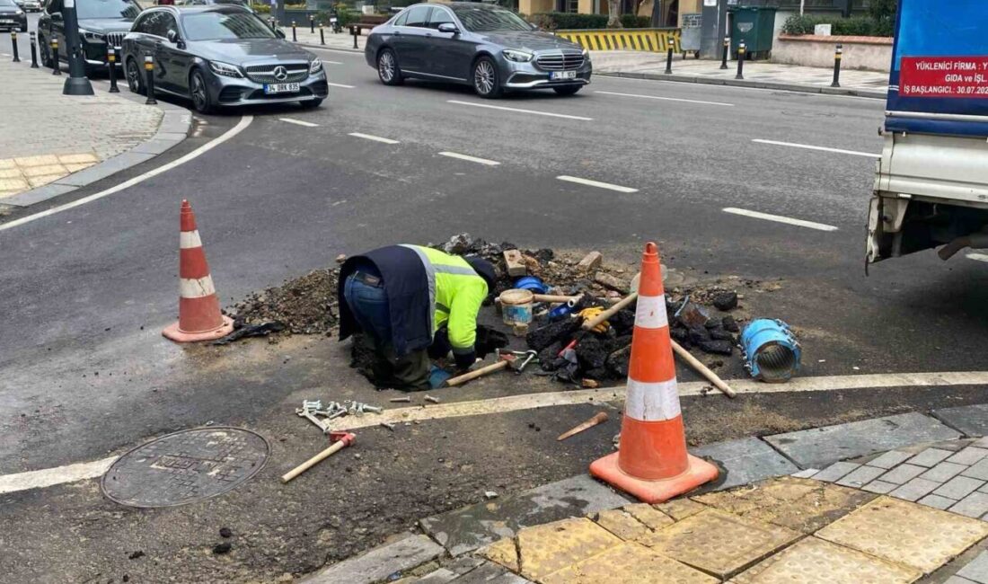 Kadıköy Fener Kalamış Caddesi'nde bir su borusu hattında patlama oldu.