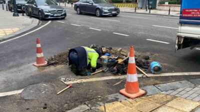 Kadıköy Fener Kalamış Caddesi'nde bir su borusu hattında patlama oldu.