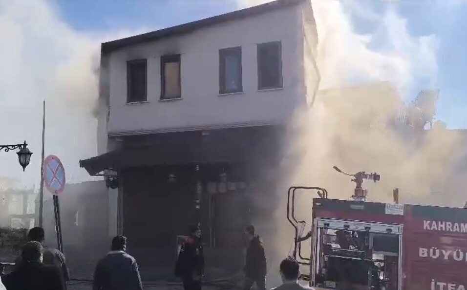 İtfaiye ekipleri, K.Maraş'taki Demirciler Çarşısı'ndaki ahşap imalat iş yerinde çıkan