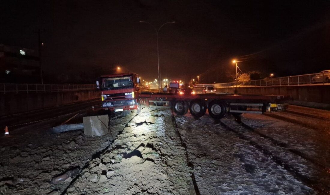 Sakarya'nın Kocaali ilçesinde kar nedeniyle kayganlaşan yolda makaslayan bir tırın