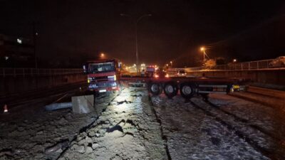 Sakarya'nın Kocaali ilçesinde kar nedeniyle kayganlaşan yolda makaslayan bir tırın