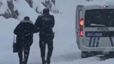 Erzincan'ın Kemaliye ilçesinde yoğun kar yağışı nedeniyle mahsur kalan yolcu