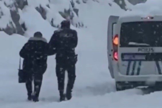 Erzincan'ın Kemaliye ilçesinde yoğun kar yağışı nedeniyle mahsur kalan yolcu