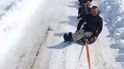 Yozgat'ın Konuklar Beldesi’nde yoğun kar yağışının ardından vatandaşlar araca bağladıkları