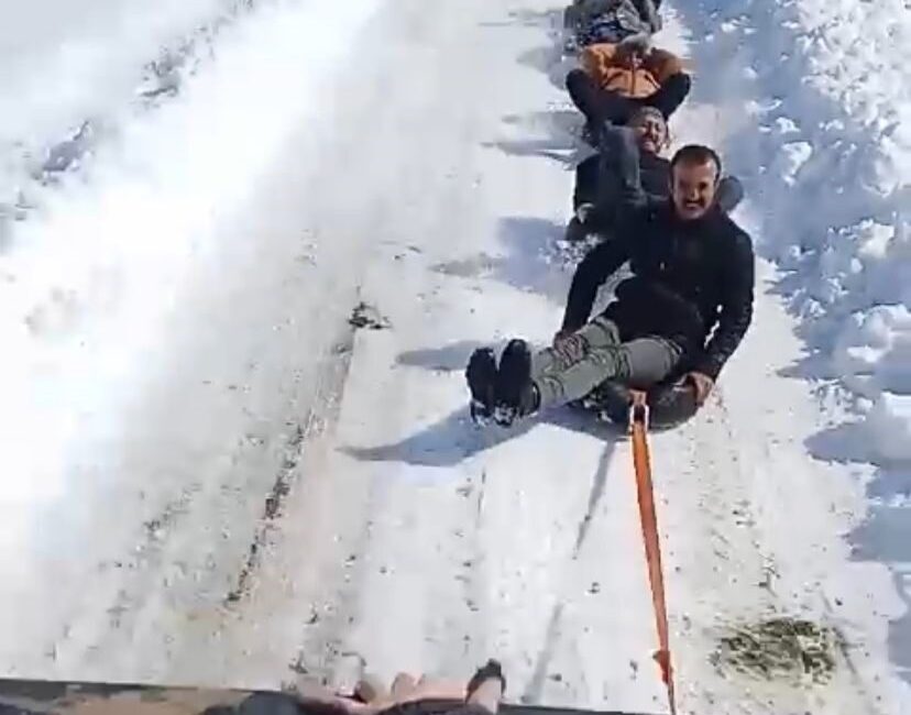 Yozgat'ın Konuklar Beldesi’nde yoğun kar yağışının ardından vatandaşlar araca bağladıkları