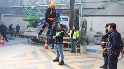 Kartepe Belediyesi'nde çalışanlar, iş güvenliği uzmanları tarafından yüksekte güvenli çalışma