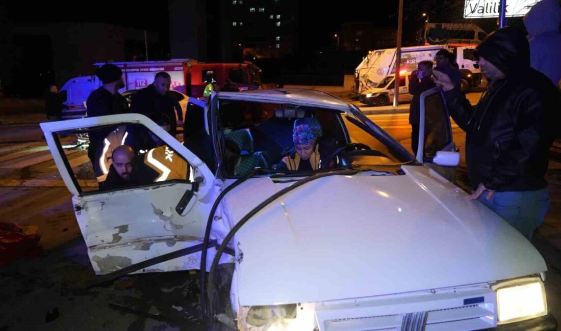 Kavşakta çarpışan 2 otomobil hurdaya döndü: 3 yaralı Kırıkkale'de gece saatlerinde meydana