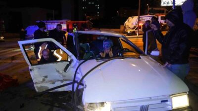 Kırıkkale'de gece saatlerinde meydana gelen kavşak kazasında 2 otomobil hurdaya