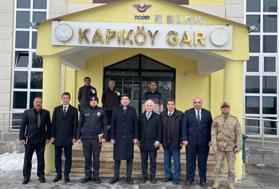 Saray Kaymakamı Eyüp Gürdal, Kapıköy Gar Şefliği'nde Van-Tahran yolcu tren