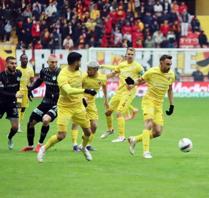 Kayserispor-Konyaspor maçında kötü tezahürat yapan taraftar bilet bloke cezası aldı.