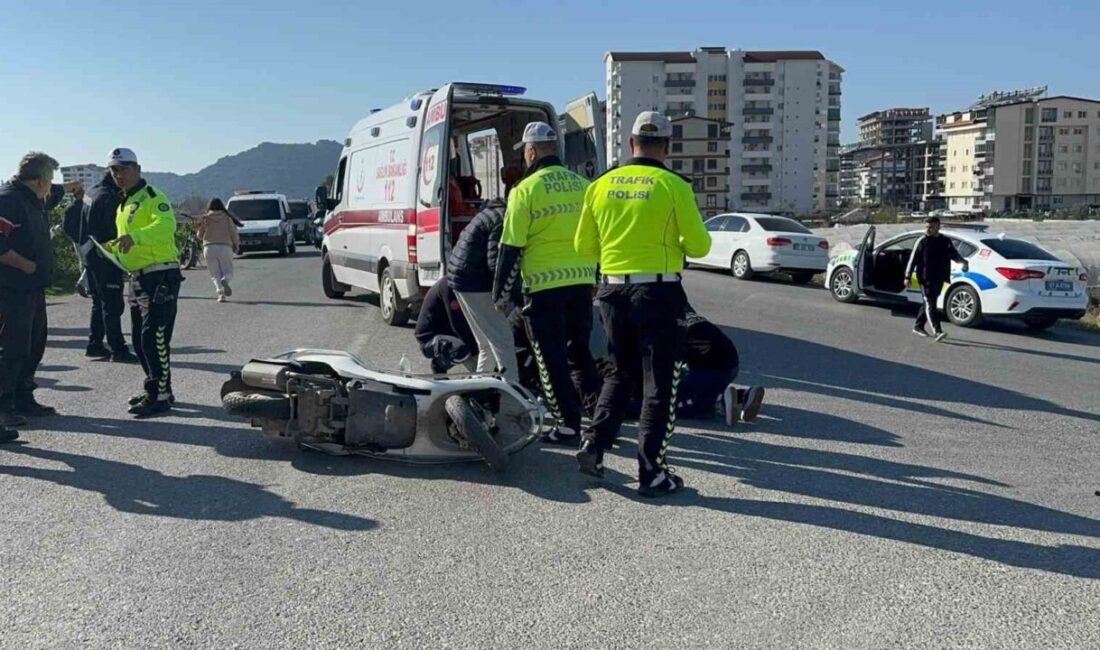 Antalya'da otomobil ile iki motosikletin karıştığı kazada ağır yaralanan ve