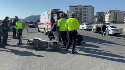 Antalya'da otomobil ile iki motosikletin karıştığı kazada ağır yaralanan ve