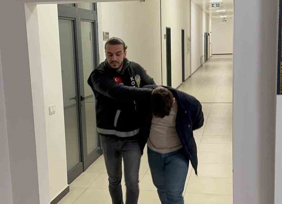 Kocaeli'de dolandırıcılık yapan M.A.U. ve K.A.U. isimli şüpheliler, kendilerini polis