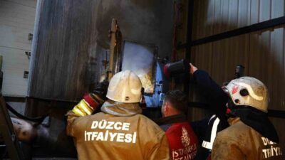 Düzce'nin Şaziye köyünde bir kereste fabrikasının kazan bölümünde çıkan yangında