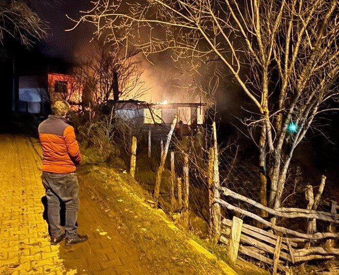 Kütahya'nın Tavşanlı ilçesinde, gece saatlerinde çıkan yangında evinde yaşayan 72