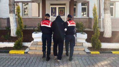 Kırıkkale'de hırsızlık suçundan aranan F.N., jandarma ekiplerince yakalanarak cezaevine teslim