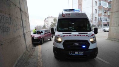Kırıkkale'de meydana gelen trafik kazasında, R.T. yönetimindeki otomobilin duvara çarpması