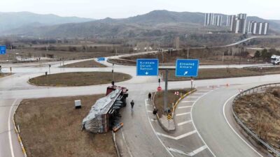 Kırıkkale'de meydana gelen trafik kazasında bir tır sürücüsü kontrolden çıkarak