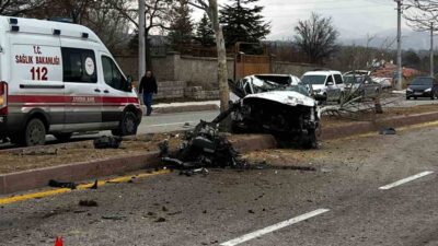 Kırşehir’de kontrolden çıkarak orta refüjdeki ağaca çarpan otomobilin sürücüsü ağır
