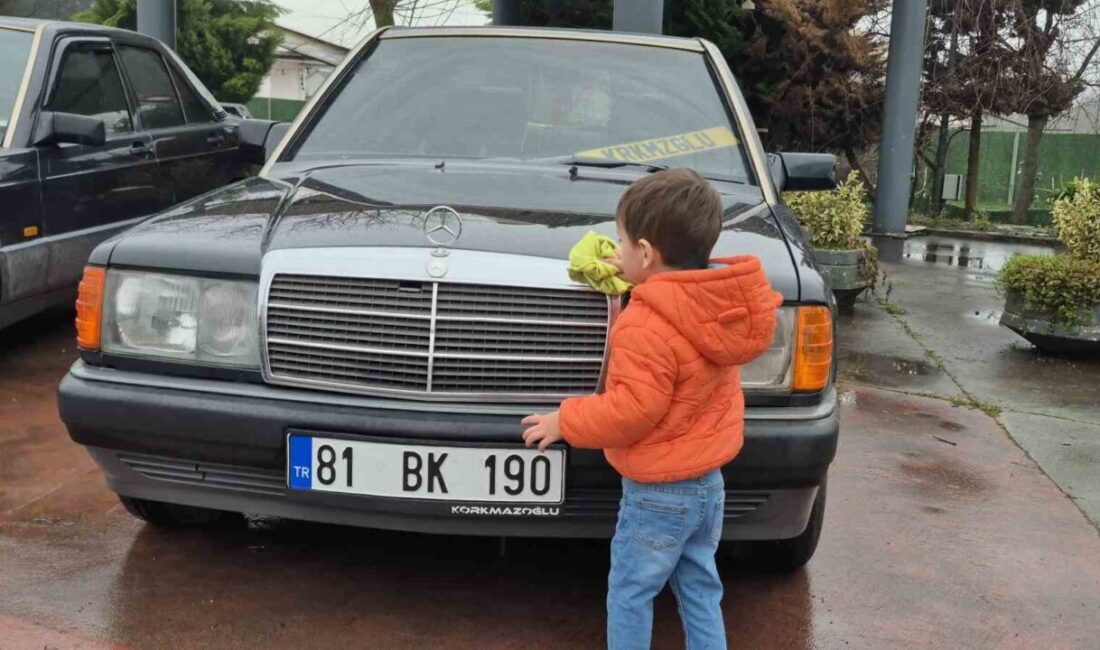 Düzce'de klasik otomobil tutkunları, organizasyonda buluşarak sevdikleri araçlarını sergiledi. Vali