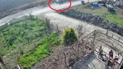 Hatay'ın Reyhanlı ilçesinde, sürücüsünün direksiyon hakimiyetini kaybetmesi sonucu otomobil dereye