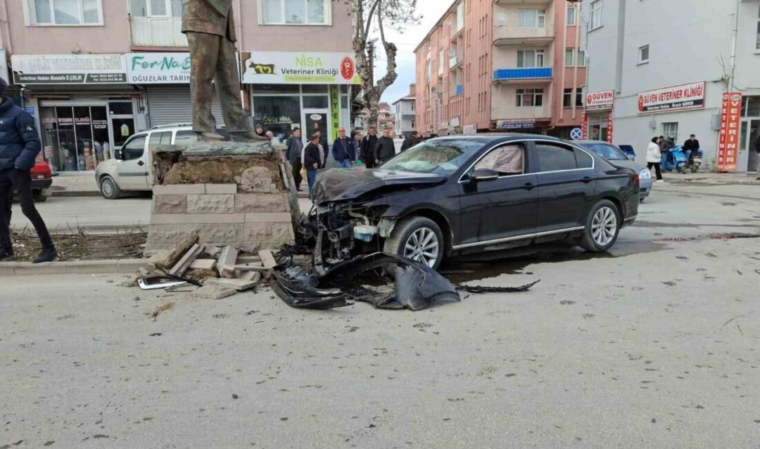 Akşehir ilçesinde meydana gelen trafik kazasında otomobil sürücüsü heykele çarparak