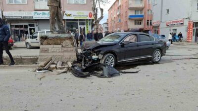 Akşehir ilçesinde meydana gelen trafik kazasında otomobil sürücüsü heykele çarparak