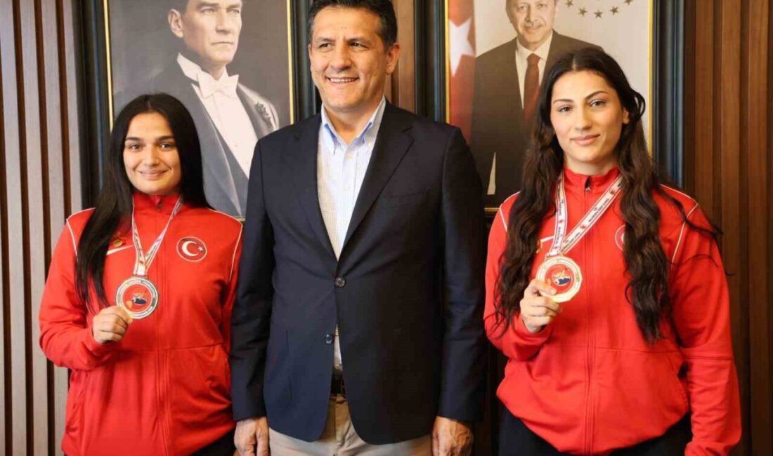 Kadın güreşçiler Hatice Nur Sarı ve Nazmiye Budak, Kozan Belediye