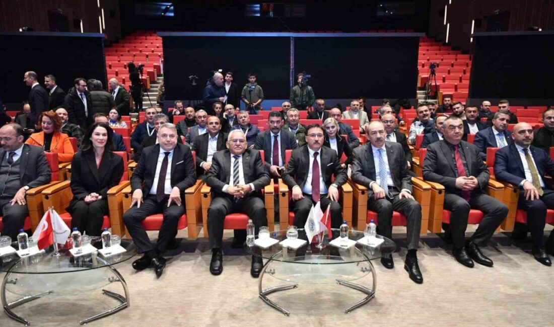 Kayseri Ticaret Odası'nda düzenlenen "Şehrin Ekonomisi" panelinde, Kayseri Valisi Gökmen