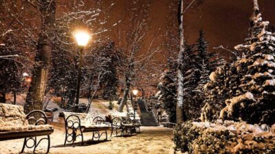 Ankara'da Kuğulu Park'ta gece yağan kar, kartpostallık görüntüler oluşturdu. Ziyaretçilere