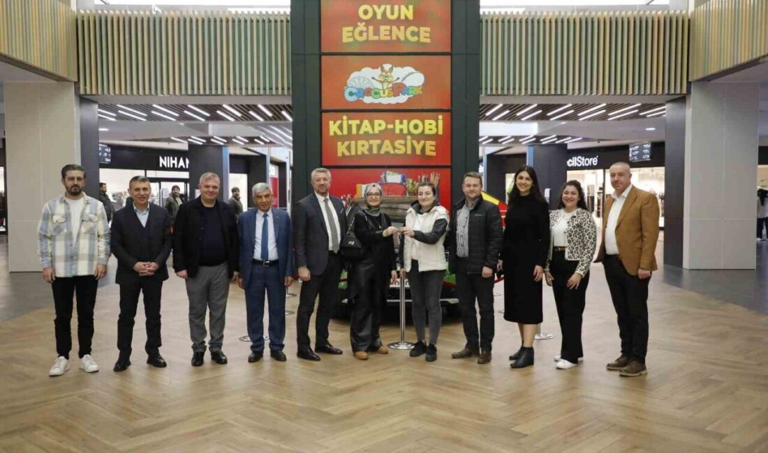 KUMSmall Mobilya AVM'nin çekilişinde Opel Mokka e-Ultimate otomobili kazanan Yusuf